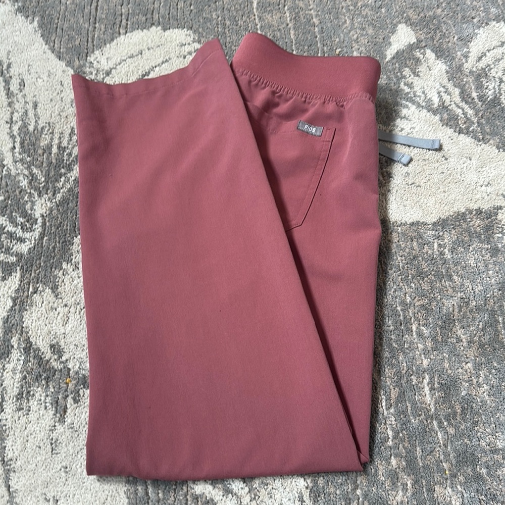 Figs Livingston scrub pants in Mauve XSP